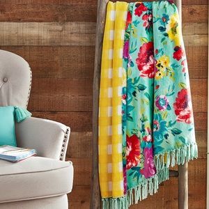 The Pioneer Woman Sweet Romance
Polyester Plush Reversible Throw:

•